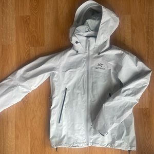 Arc’teryx beta AR women’s jacket. Never worn
